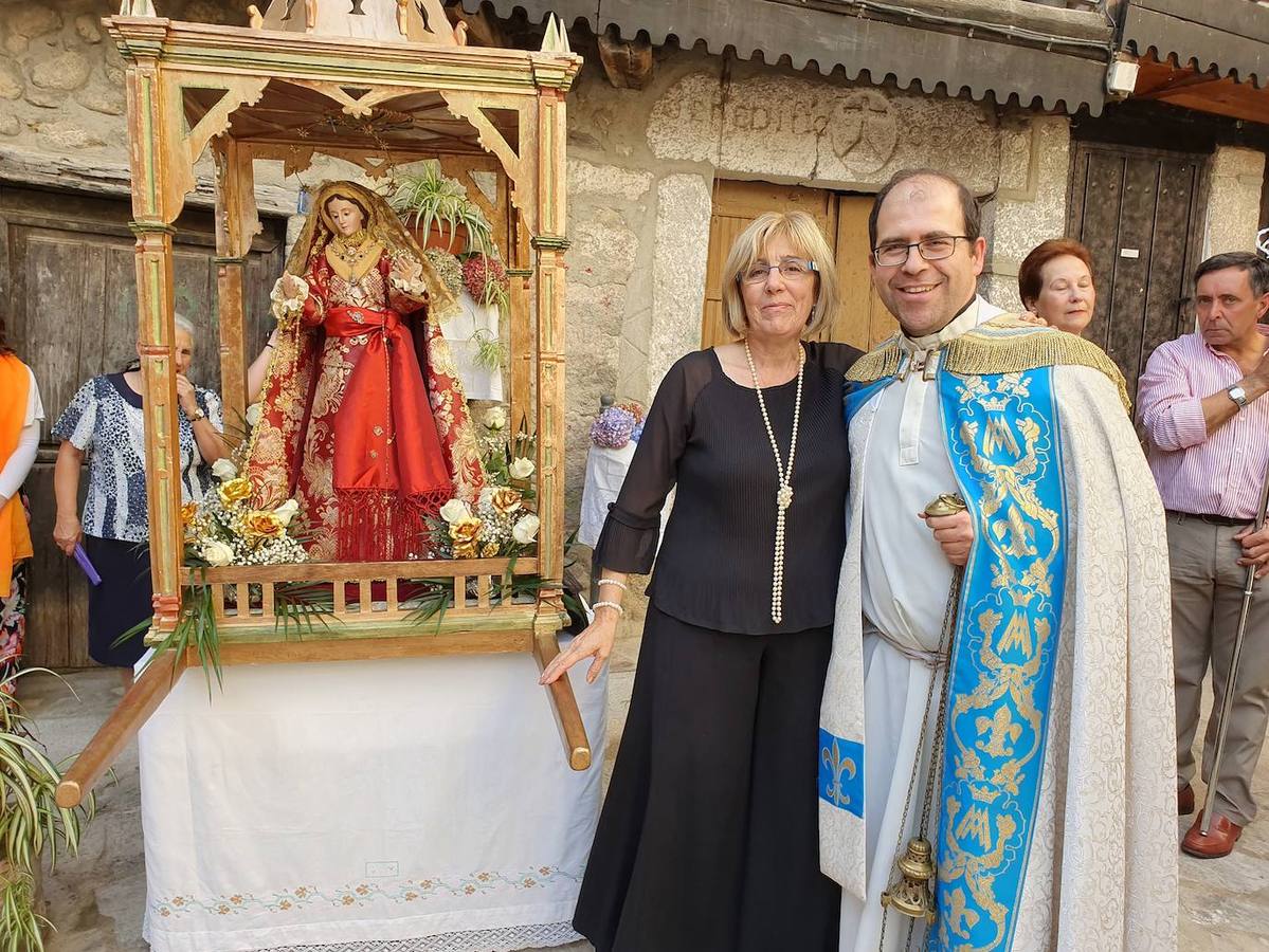 Fotos: La Virgen de la Misericordia estrena manto en Monleras