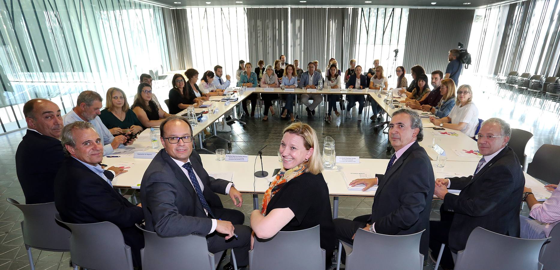 La consejera de Familia e Igualdad de Oportunidades, Isabel Blanco, preside la reunión con representantes de entidades locales, en la que se analizará la evolución del acuerdo marco para la financiación de los servicios sociales.