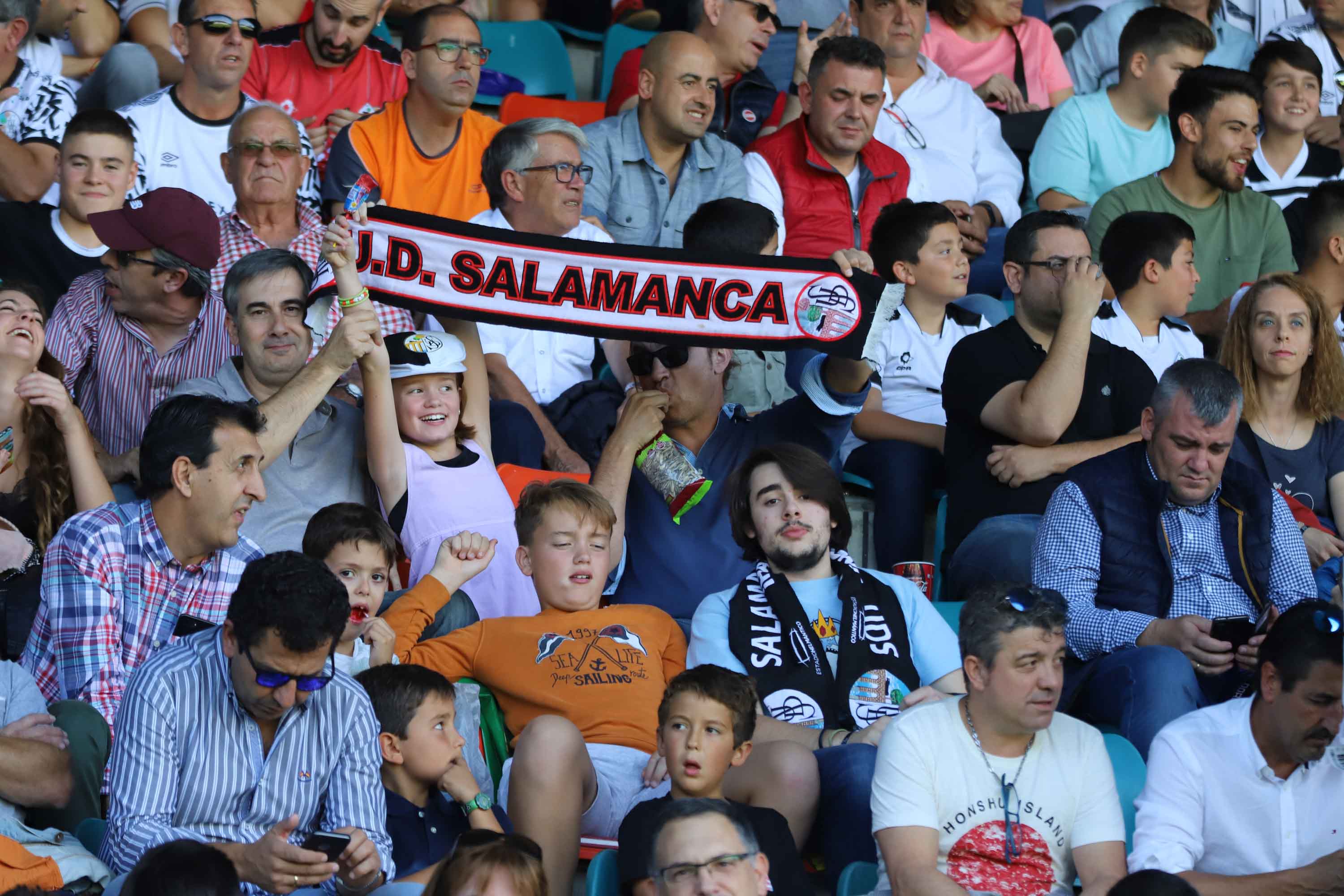 Un polémico gol desnivela el derbi que se llevó el Salamanca CF UDS con dos goles de Gio