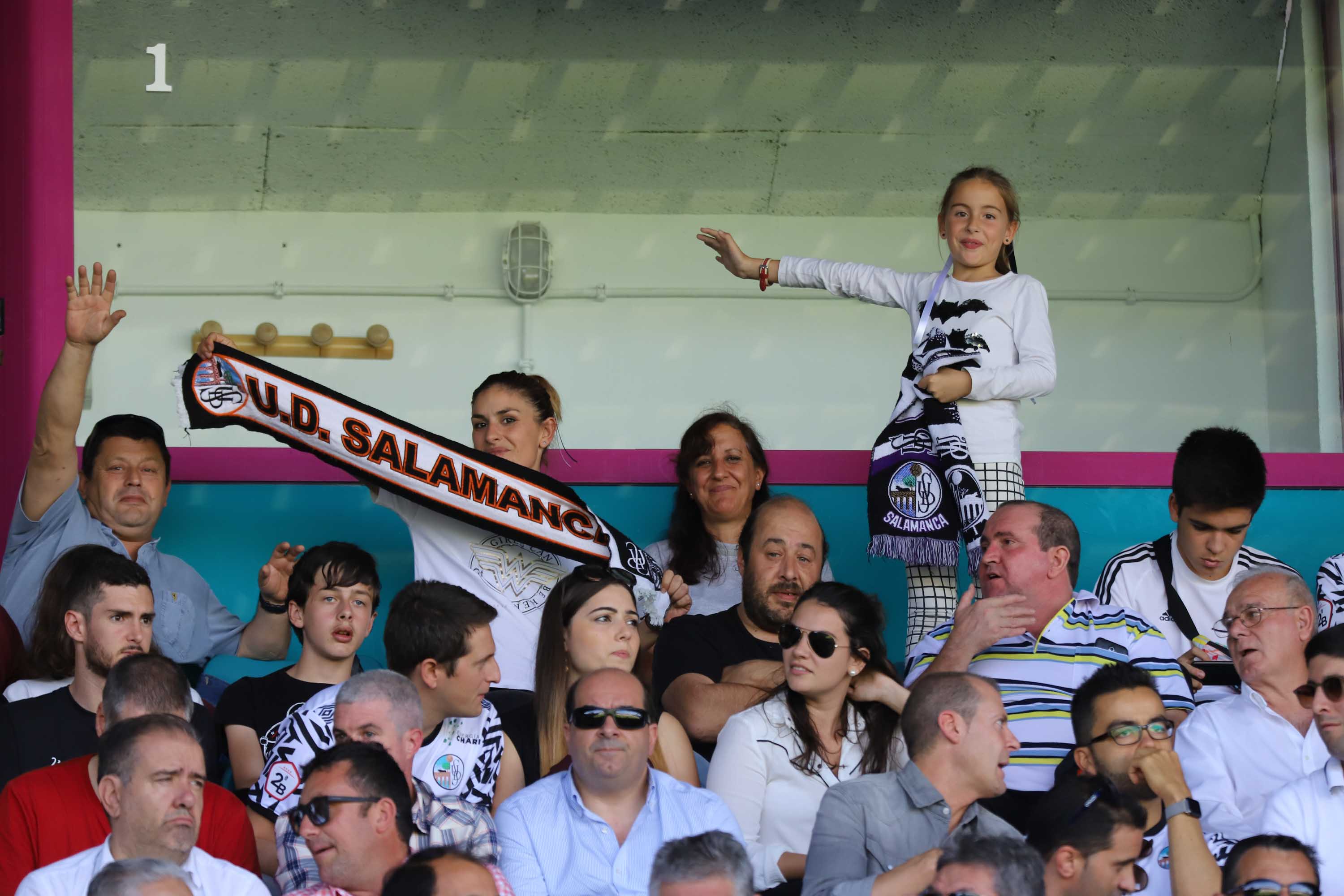 Un polémico gol desnivela el derbi que se llevó el Salamanca CF UDS con dos goles de Gio