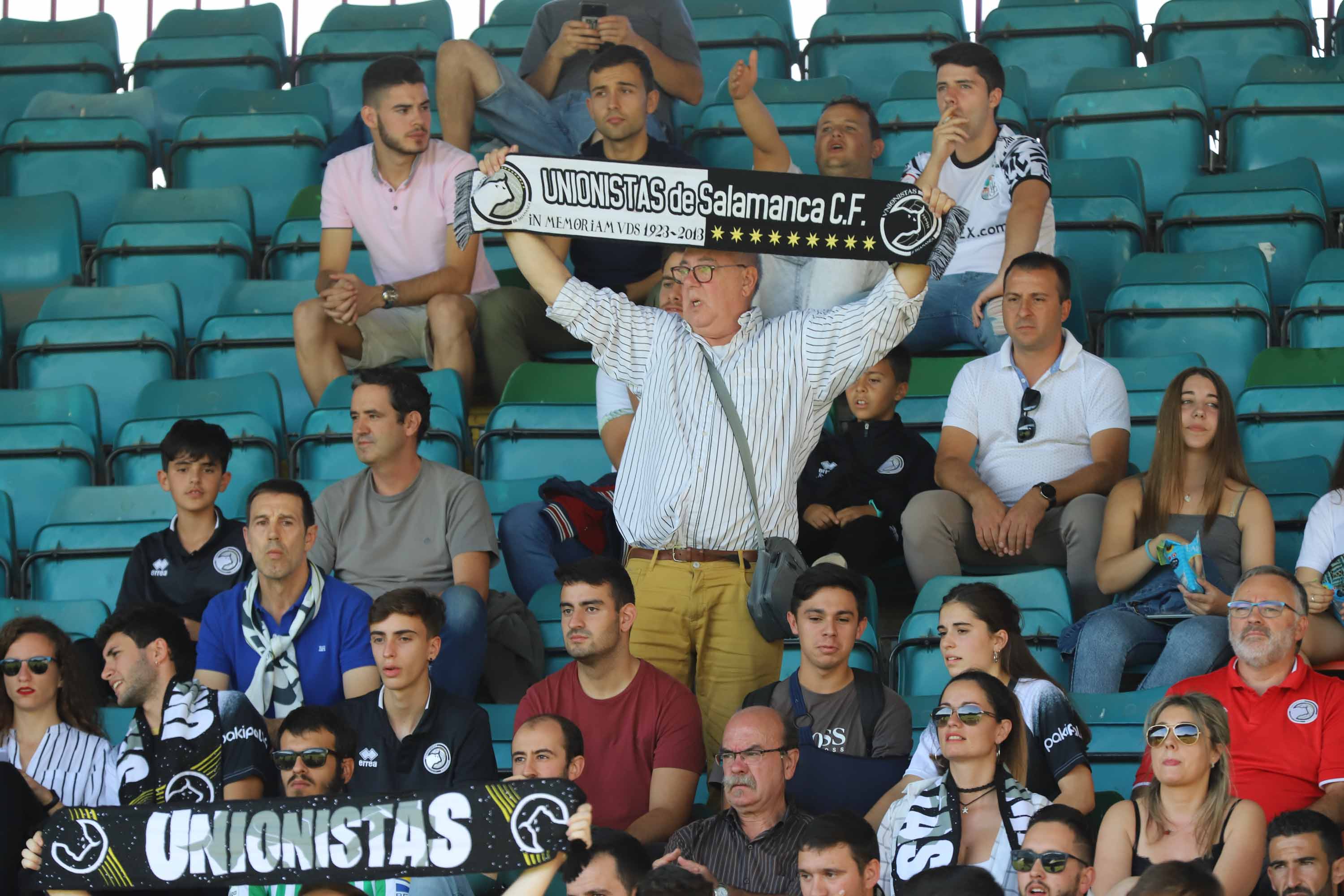 Un polémico gol desnivela el derbi que se llevó el Salamanca CF UDS con dos goles de Gio