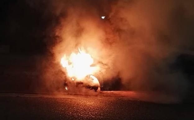 El Audi A-3 quemado en la calle Vega Sicilia. 