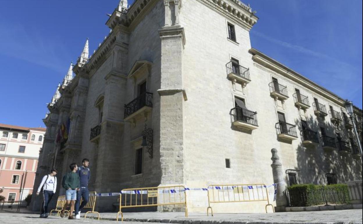 Las vallas protegen el esquinazo del palacio de Santa Cruz después de la caída de cascotes registrada ayer desde la cornisa.