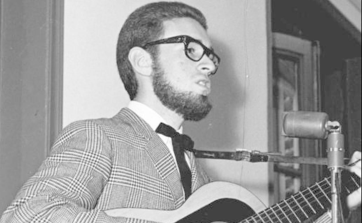 Joaquín Díaz, durante el recital de 1968 recogido en el disco. 