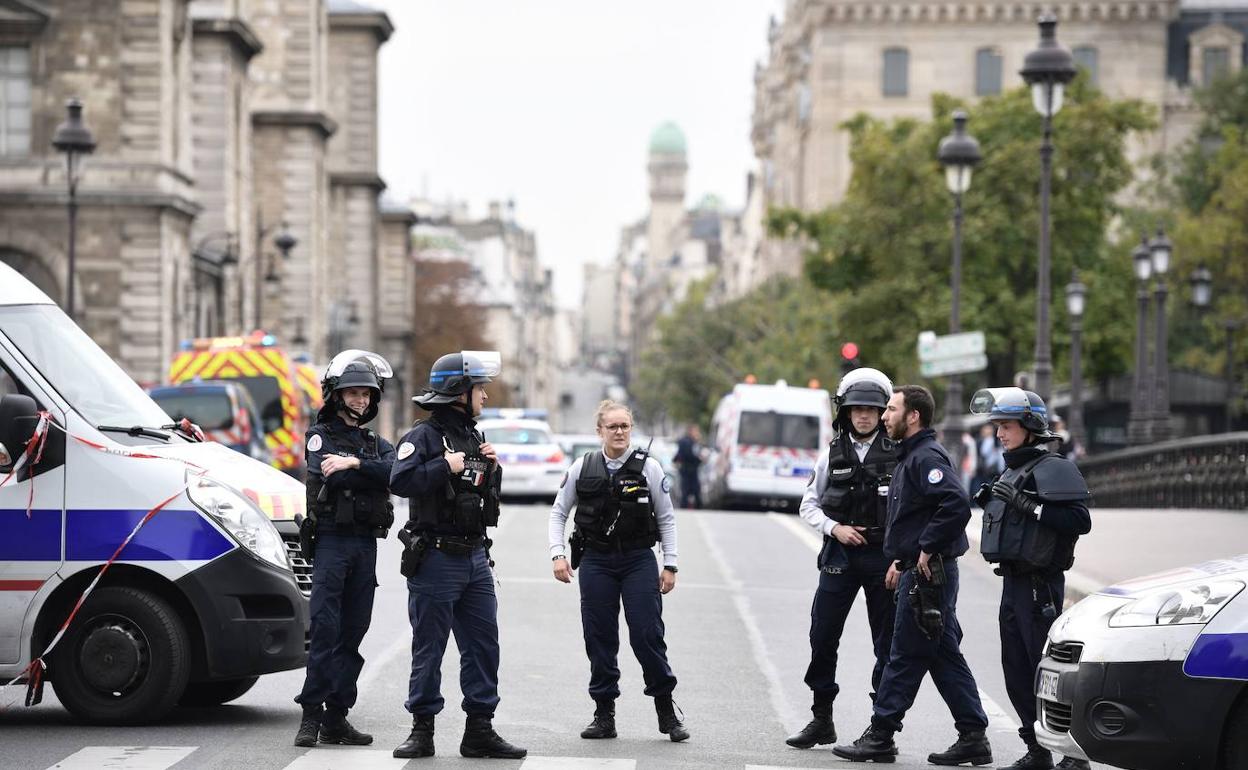 Policías franceses, el día del asesinato de sus compañeros. 