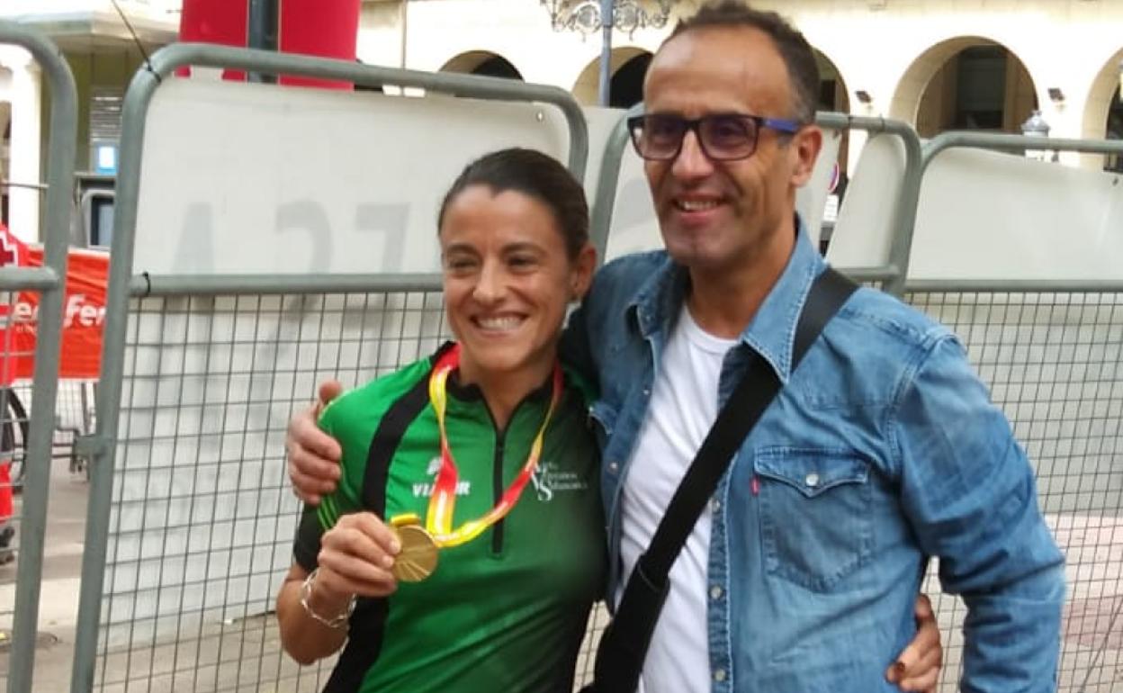 Verónica Sánchez, junto a su compañero de club José Ricardo Merchán en Logroño tras competir en el Nacional master. 