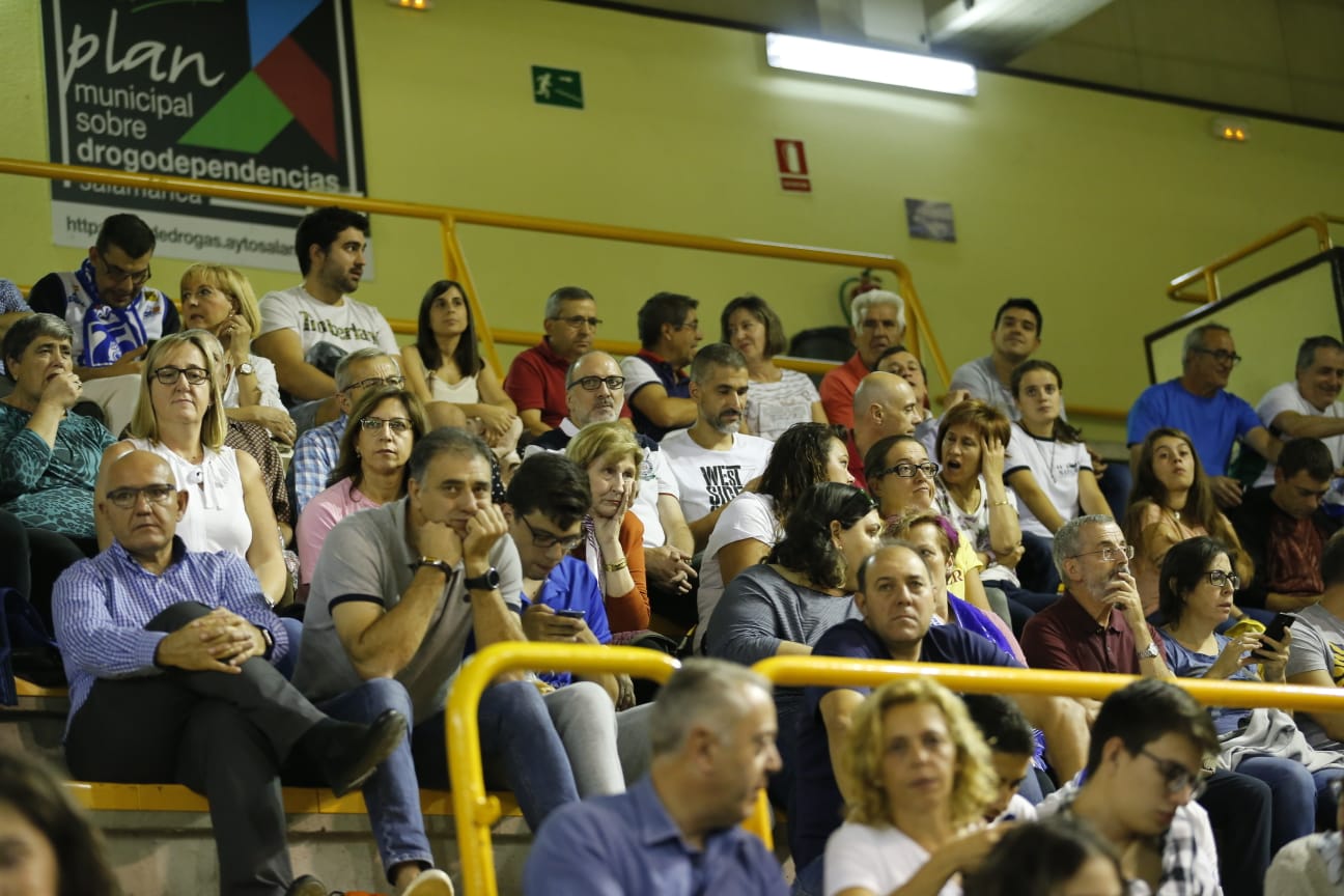 El equipo salmantino sigue invicto al frente de la Liga tras ganar un partido en el que la brasileña se despidió del equipo y de la afición tras rescindir su contrato con el club