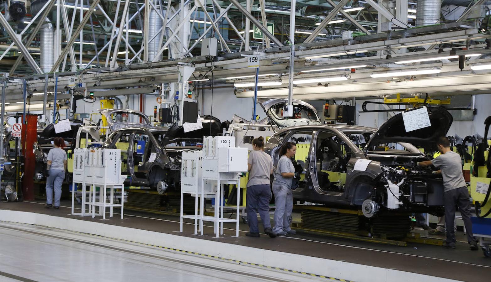Fotos: El Rey Felipe VI visita la factoría de carrocería y montaje de Renault Valladolid