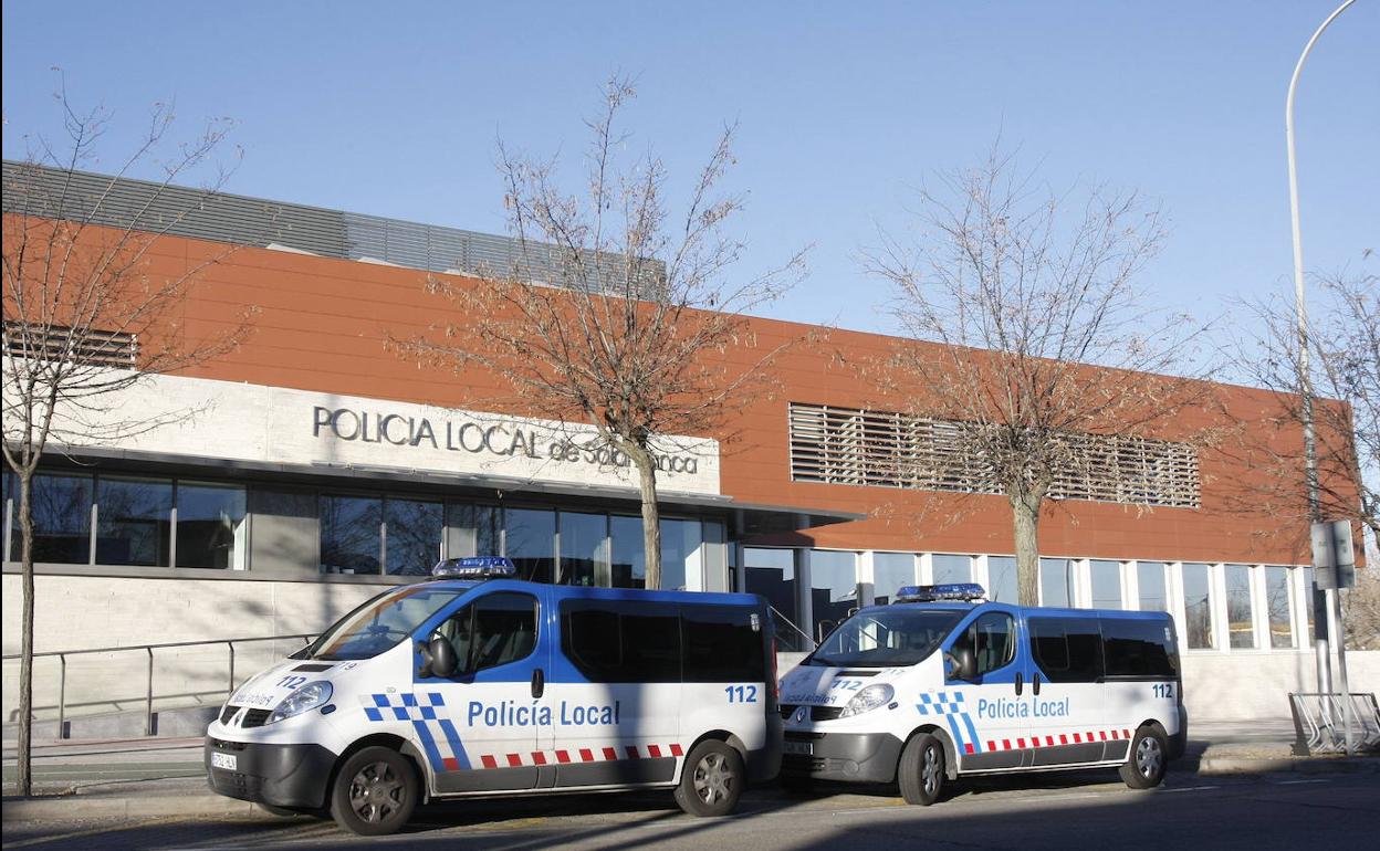 Dos vehículos frente al edificio de la Policía Local de Salamanca