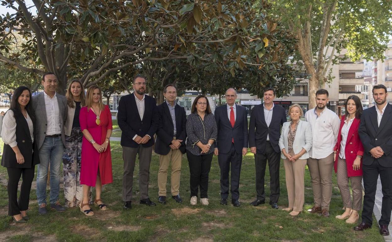 Javier Iglesias posa con los candidatos del PP salmantino al Congreso y el Senado para las elecciones del 10 de noviembre. 