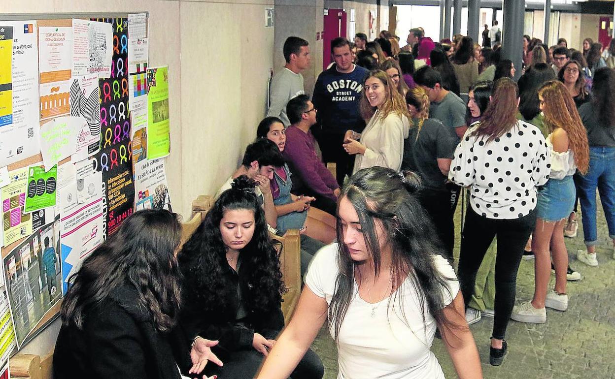 Grupos de alumnos esperaban ayer para entrar en clase en el campus María Zambrano de la UVA en Segovia. 