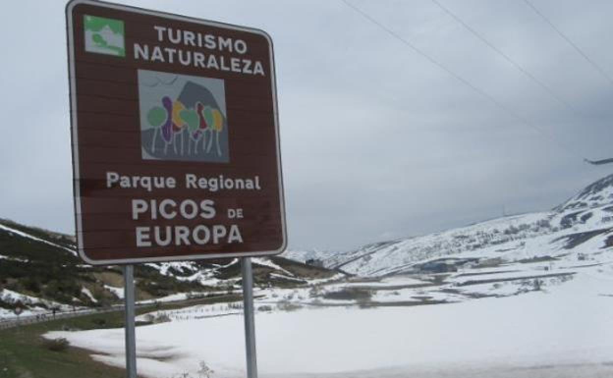 Señal indicativa del Parque Regional de Picos de Europa, en la vecina provincia de León. 