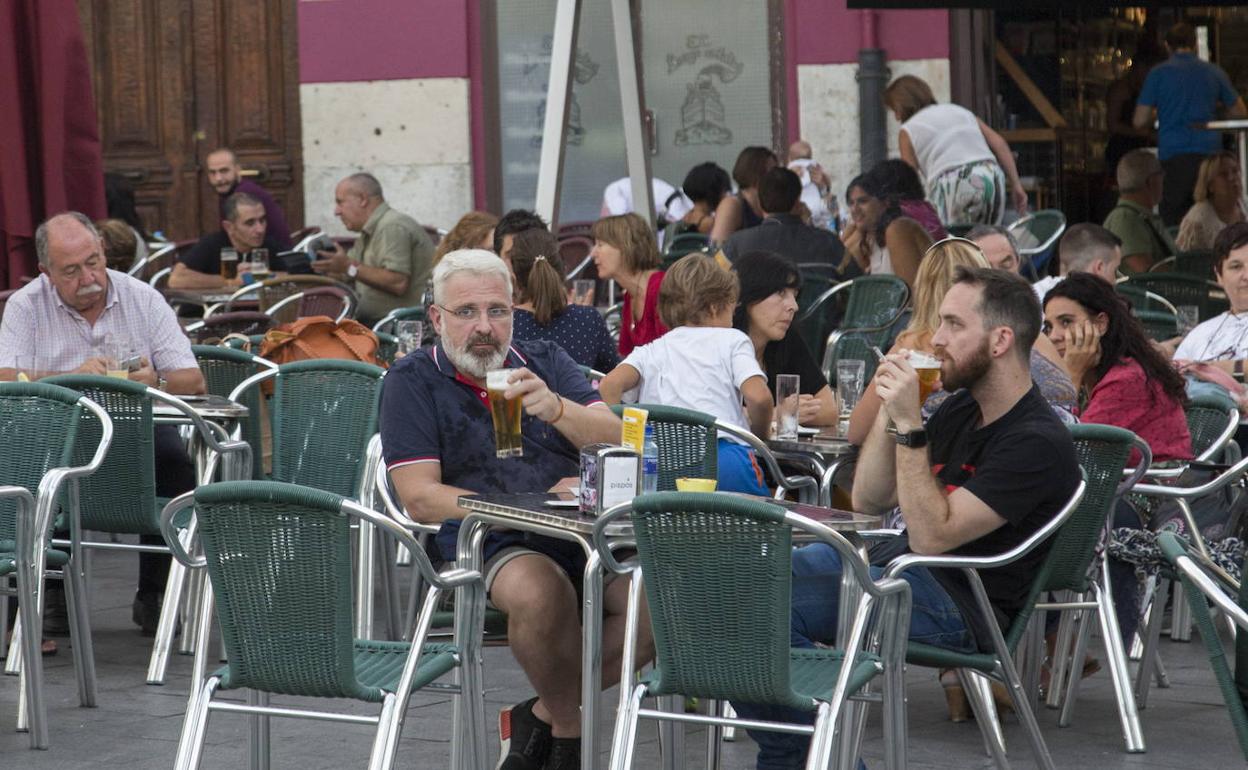 Terrazas llenas de gente en el mes de octubre hace dos años en Valladolid.