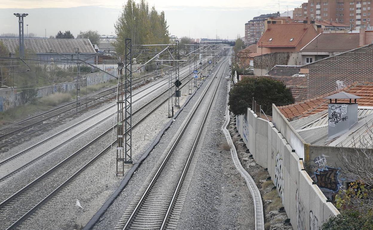 Vias del tren a la altura del barrio de La Farola de Valladolid. 