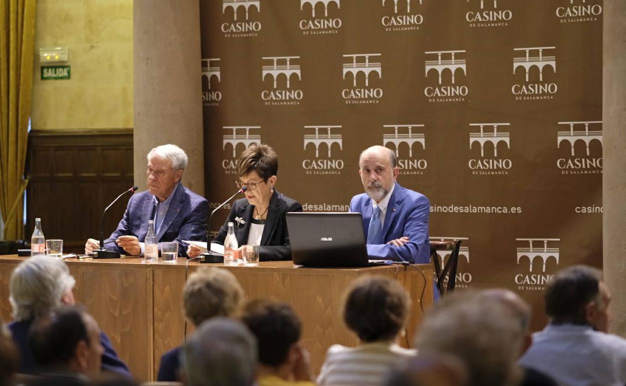 Jesús Málaga, primero por la izquierda, durante el acto.