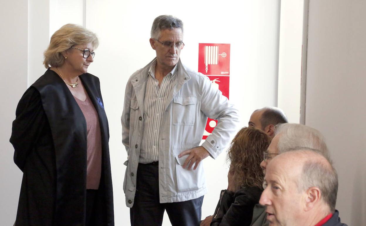 Gonzalo Pérez y su abogada, antes del juicio en la Audiencia. 