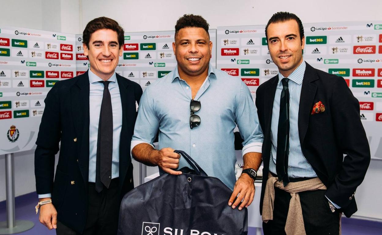 El CEO de Silbon, Pablo López (izquierda) y el director creativo de la firma cordobesa, José María Lacort, flanquean al dueño del Real Valladolid, el exfutbolista Ronaldo Nazario.