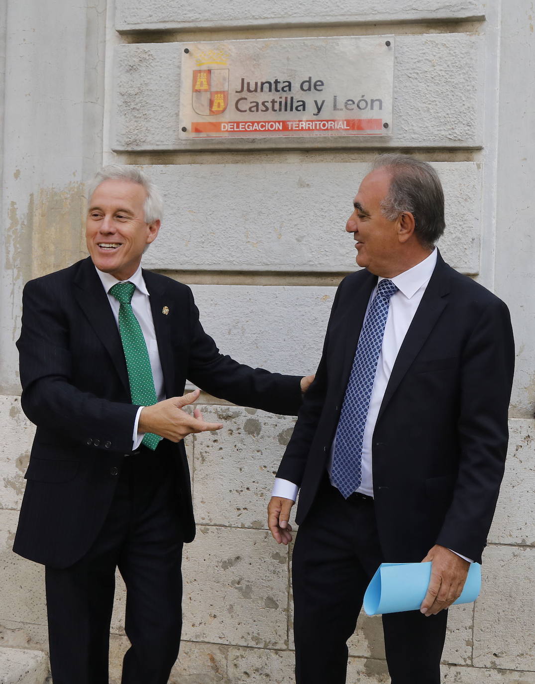 Luis Domingo González, a la izquierda, el pasado 9 de septiembre en la toma de posesión del nuevo delegado de la Junta en Palencia, José Antonio Rubio. 
