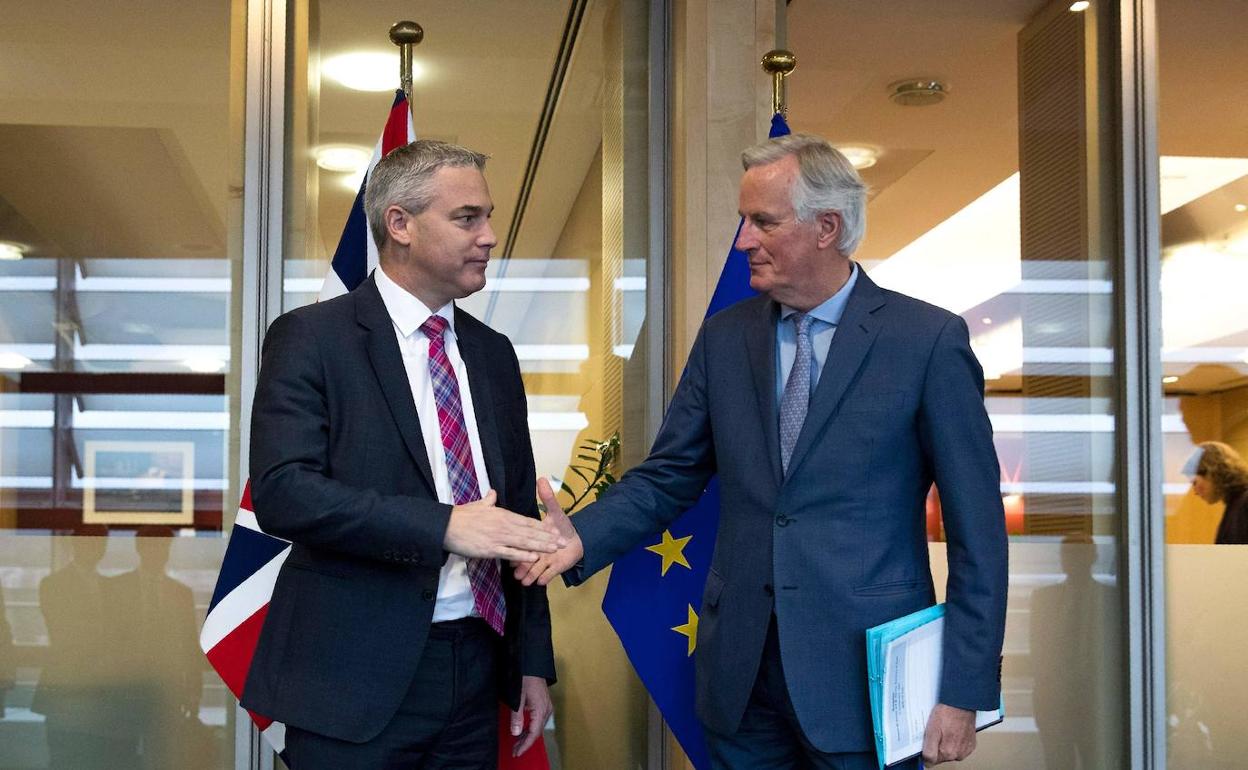 Steve Barclay y Michael Barnier se saludan antes de reunirse este viernes en Bruselas para seguir con las negociaciones del 'brexit'.