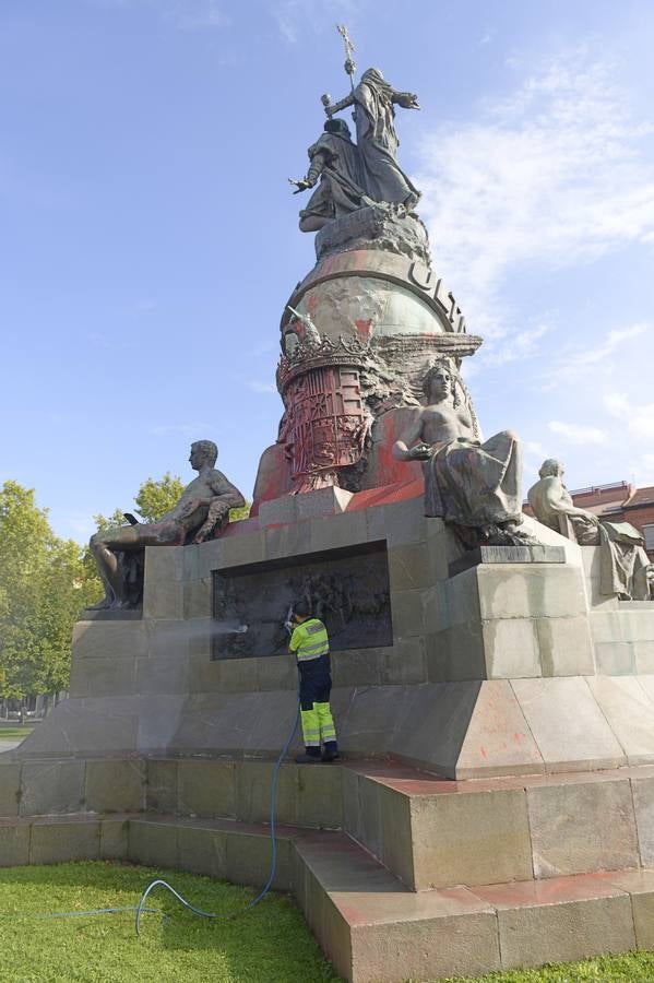 Fotos: El monumento a Colón de Valladolid amanece teñido con pintura roja y un enorme grafiti