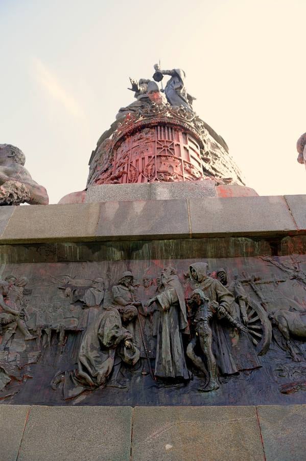 Fotos: El monumento a Colón de Valladolid amanece teñido con pintura roja y un enorme grafiti