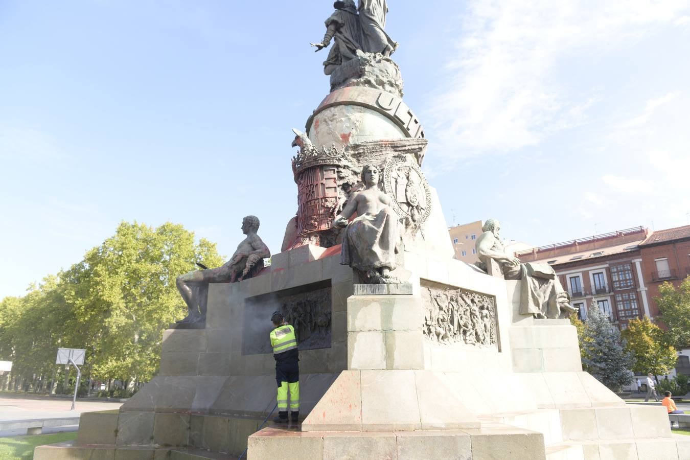 Fotos: El monumento a Colón de Valladolid amanece teñido con pintura roja y un enorme grafiti