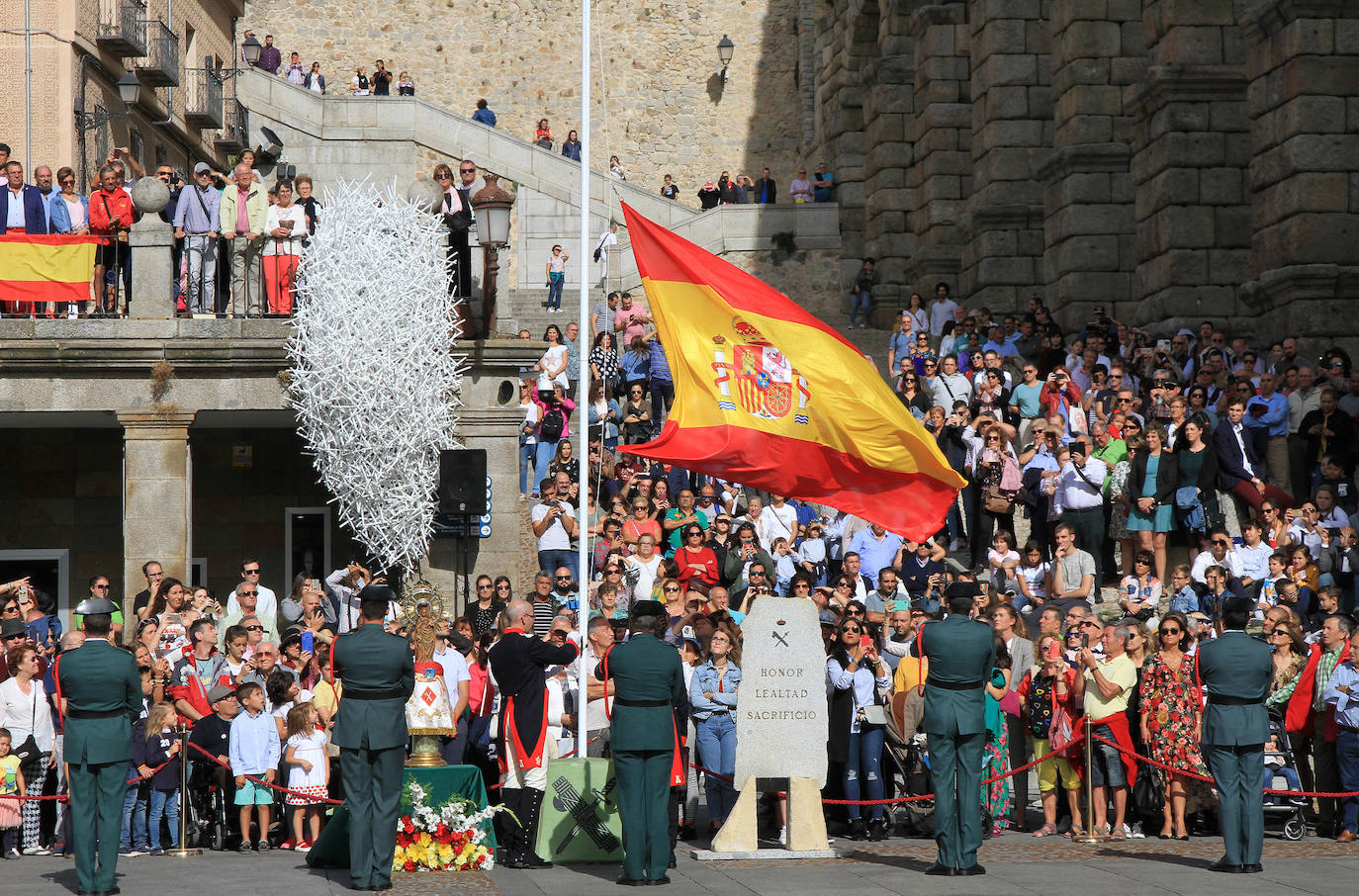 Cientos de personas han asistido a la celebración del 12 de octubre, Fiesta de la Guardia Civil, junto al Acueducto de Segovia, en un acto presidido por la subdelegada del Gobierno, Lirio Martín, y el teniente coronel jefe de la Comandancia, José Luis Ramírez.