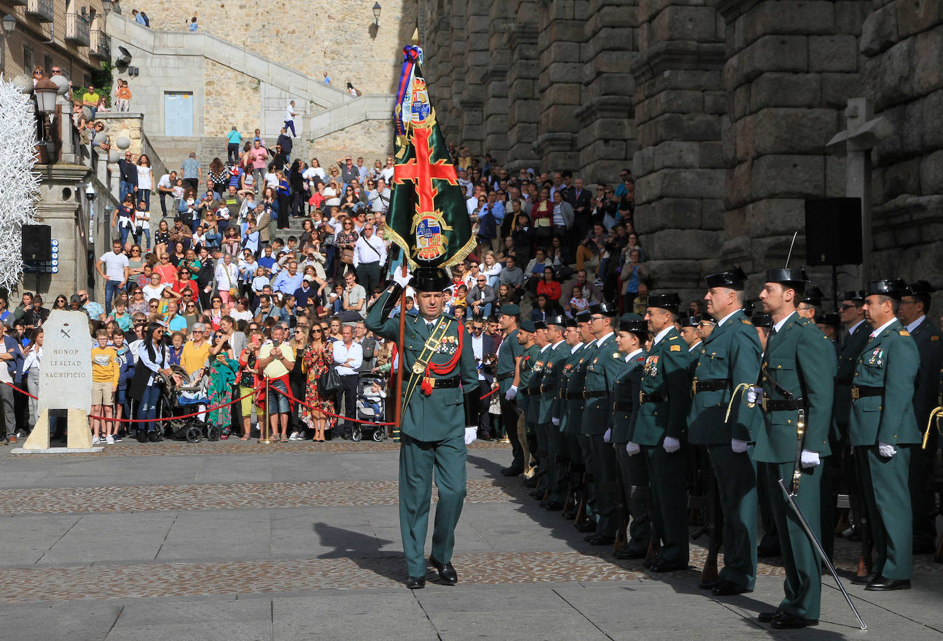 Cientos de personas han asistido a la celebración del 12 de octubre, Fiesta de la Guardia Civil, junto al Acueducto de Segovia, en un acto presidido por la subdelegada del Gobierno, Lirio Martín, y el teniente coronel jefe de la Comandancia, José Luis Ramírez.