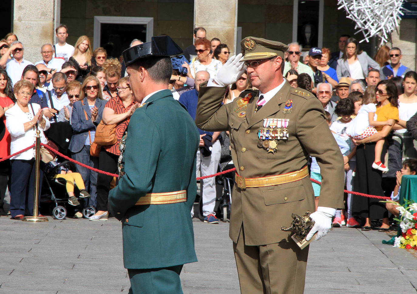 Cientos de personas han asistido a la celebración del 12 de octubre, Fiesta de la Guardia Civil, junto al Acueducto de Segovia, en un acto presidido por la subdelegada del Gobierno, Lirio Martín, y el teniente coronel jefe de la Comandancia, José Luis Ramírez.