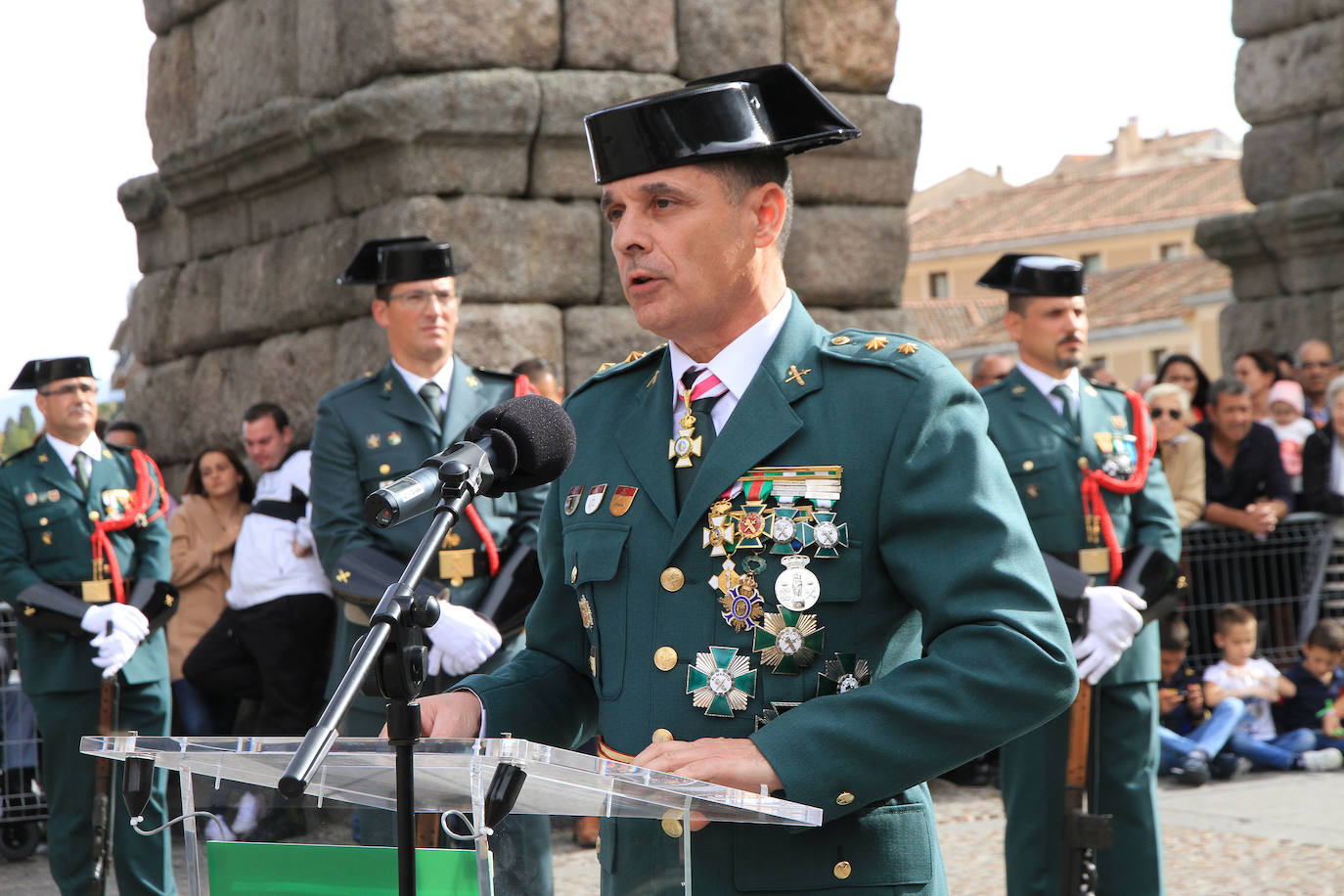 Cientos de personas han asistido a la celebración del 12 de octubre, Fiesta de la Guardia Civil, junto al Acueducto de Segovia, en un acto presidido por la subdelegada del Gobierno, Lirio Martín, y el teniente coronel jefe de la Comandancia, José Luis Ramírez.