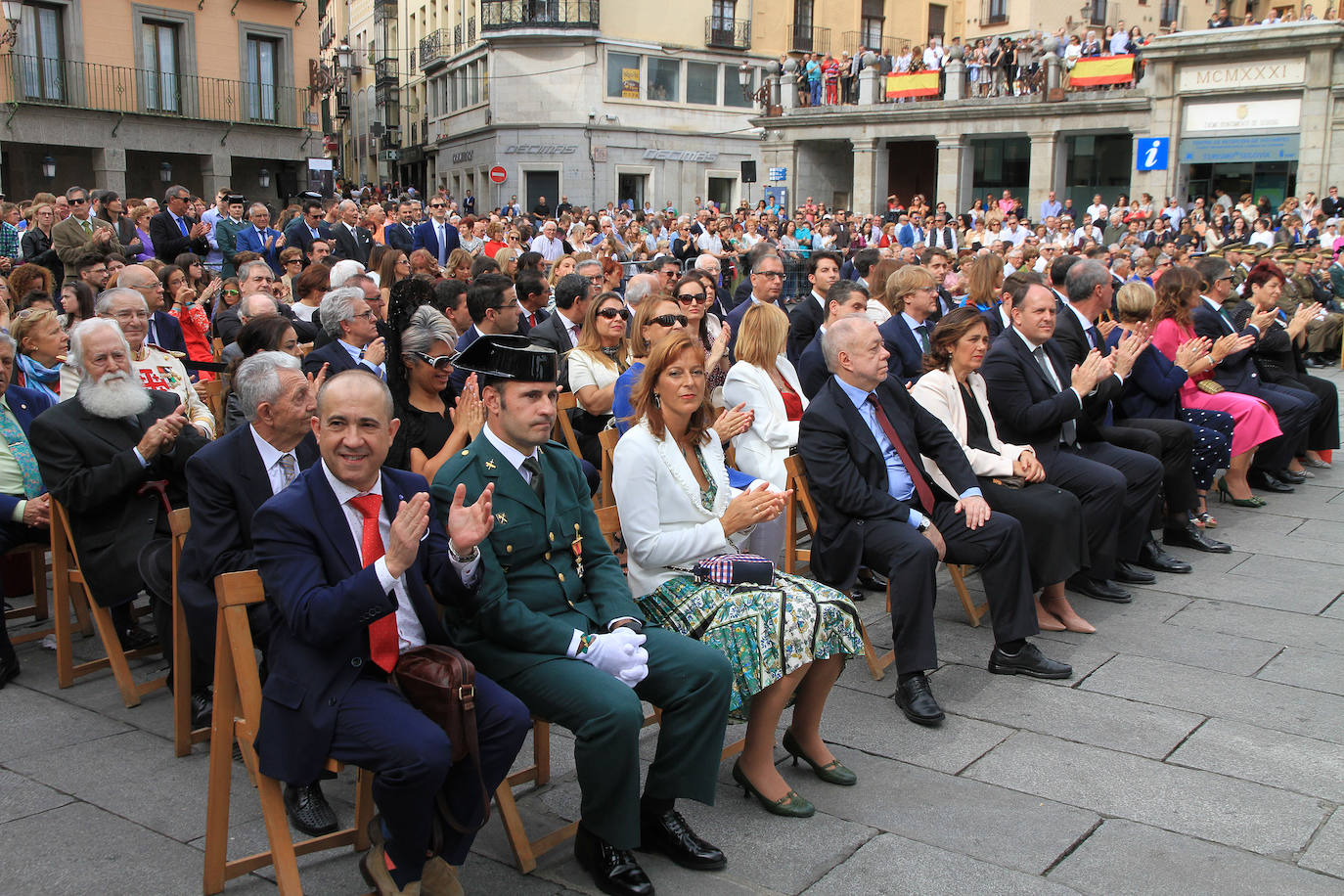 Cientos de personas han asistido a la celebración del 12 de octubre, Fiesta de la Guardia Civil, junto al Acueducto de Segovia, en un acto presidido por la subdelegada del Gobierno, Lirio Martín, y el teniente coronel jefe de la Comandancia, José Luis Ramírez.