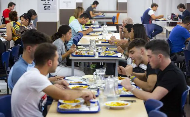 Imagen principal - Servicio de buffet en un comedor universitario de Valladolid. 