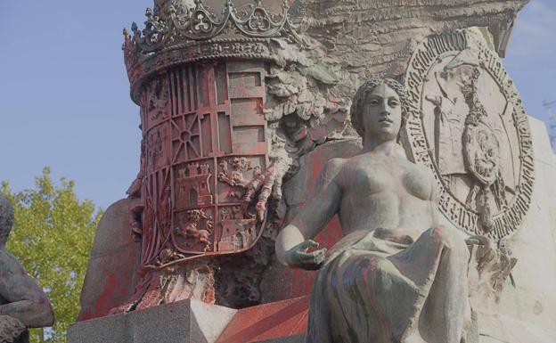 Yesca Castilla se atribuye las pintadas con las que ha amanecido la estatua de Colón de Valladolid