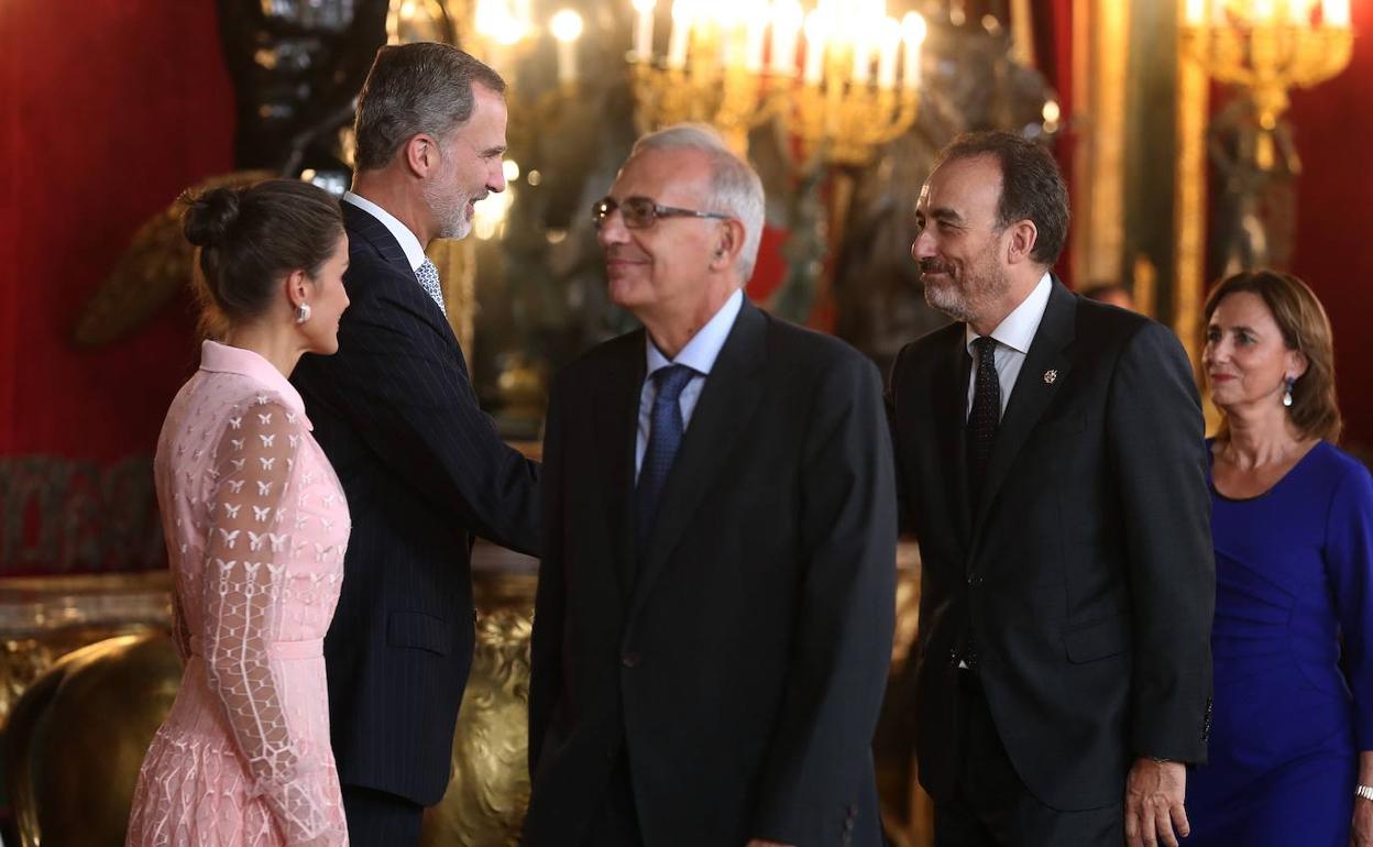 El juez Marchena saluda al Rey en la recepción en el Palacio Real. 