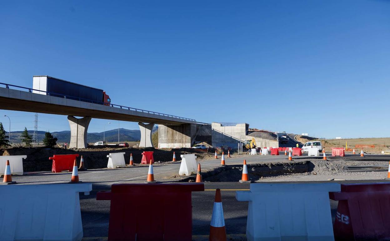 Obras en un tramo de la autovía SG-20. 