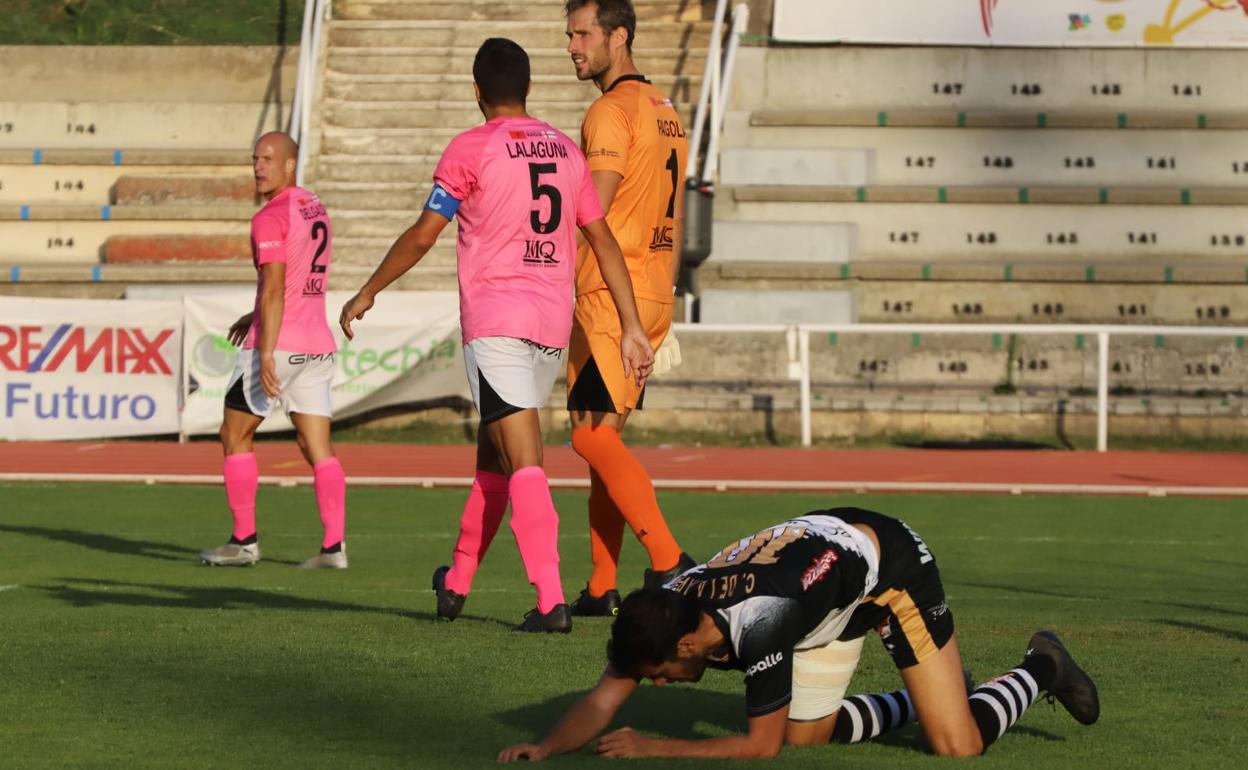 Carlos de la Nava, en el suelo, en una acción del partido ante el Tudelano. 