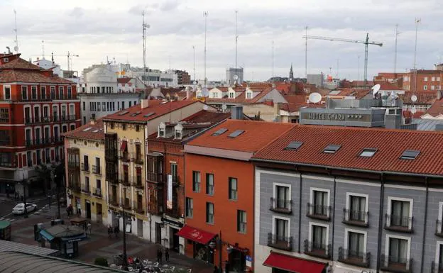 Al fondo, grúas de construcción de viviendas en Valladolid. 