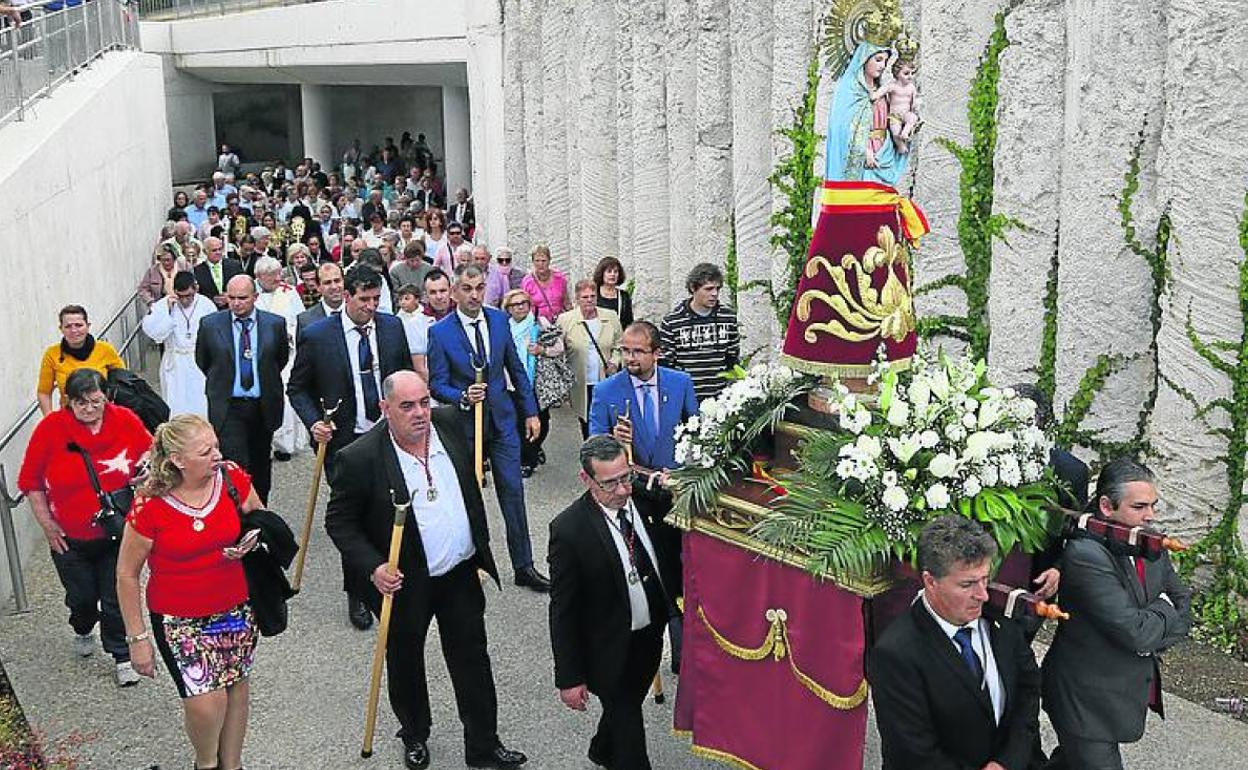 Procesión de la Virgen del Pilar por las calles del barrio. 