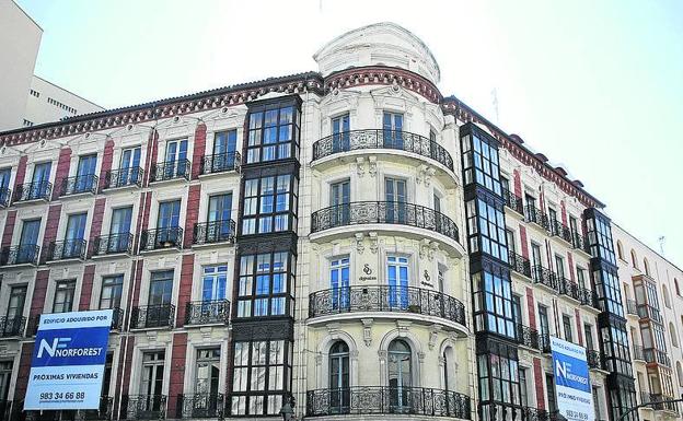 Imagen principal - Edificios restaurados en diversas calles de la ciudad. 