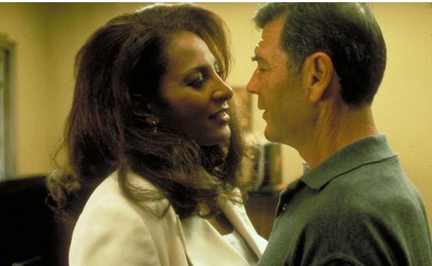 Imagen principal - Robert Forster junto a Pam Grier en 'Jackie Brown', por la que estuvo nominado al Oscar. Con Susanne Benton en 'Cover me, babe' y en su último trabajo estrenado, 'El camino'.