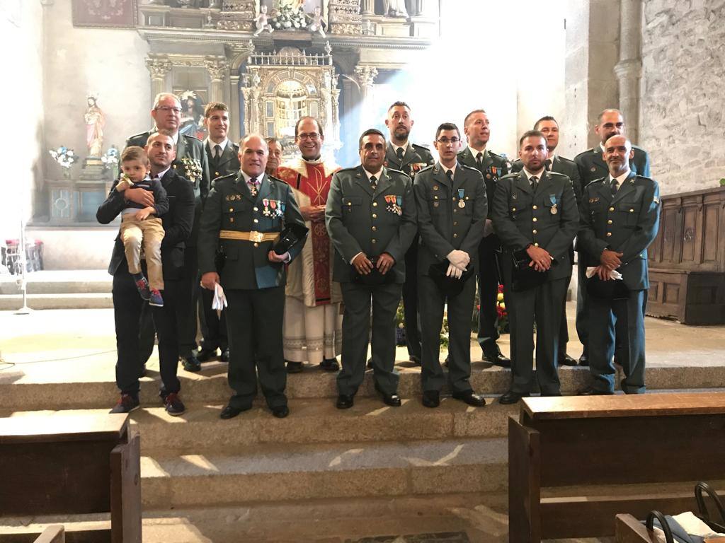 Uno de los agentes aprovechó el acto para pedir a su pareja matrimonio ante el asombro de todos