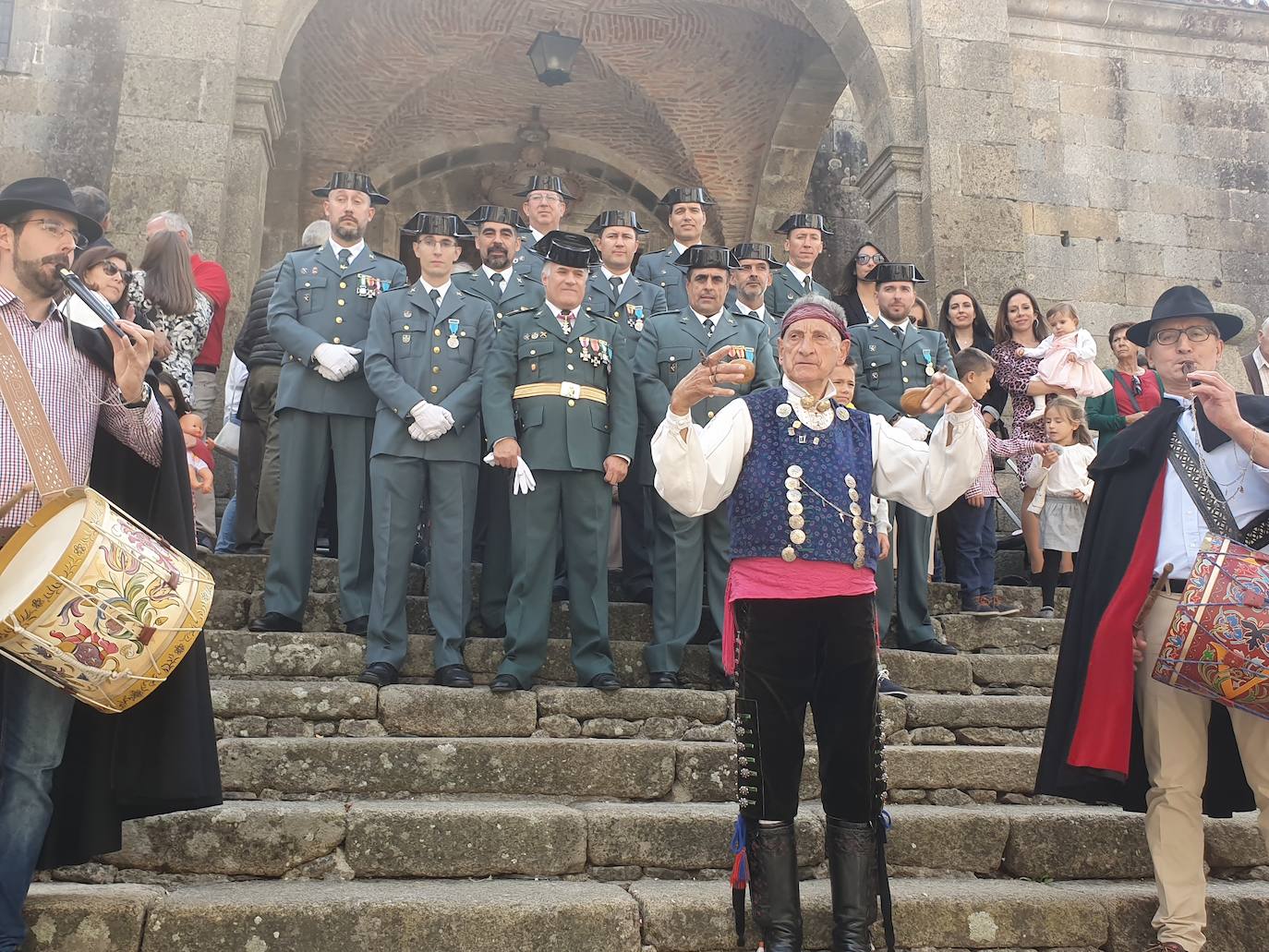 Uno de los agentes aprovechó el acto para pedir a su pareja matrimonio ante el asombro de todos