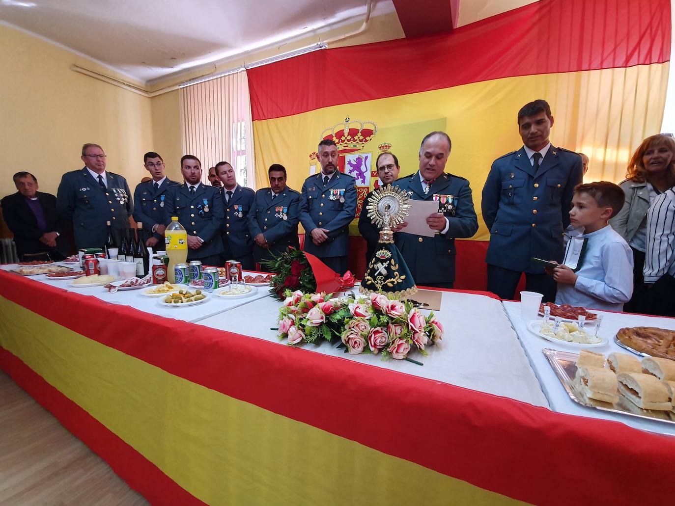 Uno de los agentes aprovechó el acto para pedir a su pareja matrimonio ante el asombro de todos