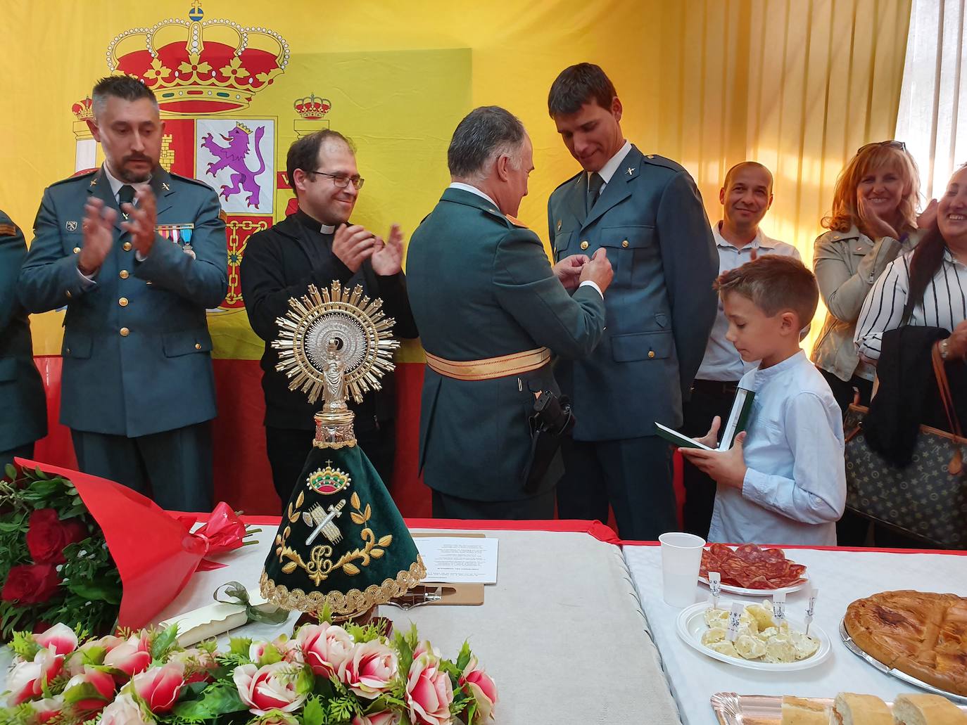 Uno de los agentes aprovechó el acto para pedir a su pareja matrimonio ante el asombro de todos