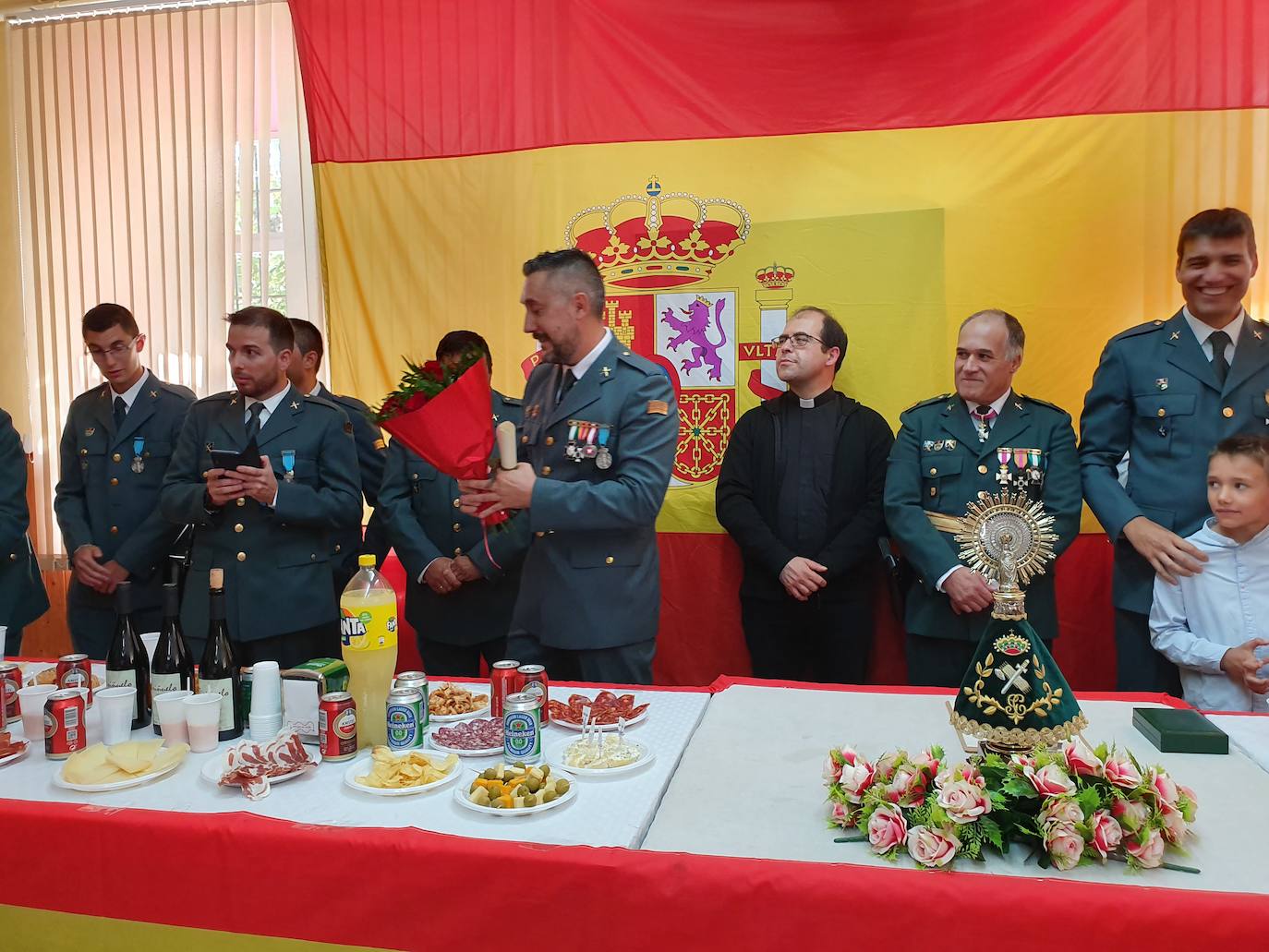 Uno de los agentes aprovechó el acto para pedir a su pareja matrimonio ante el asombro de todos