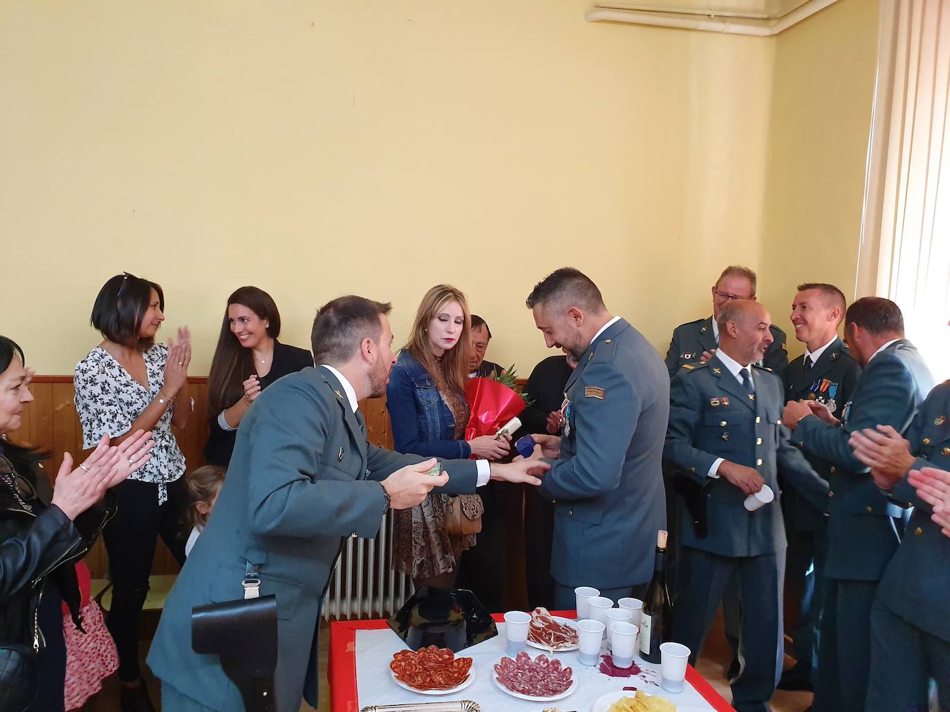 Uno de los agentes aprovechó el acto para pedir a su pareja matrimonio ante el asombro de todos