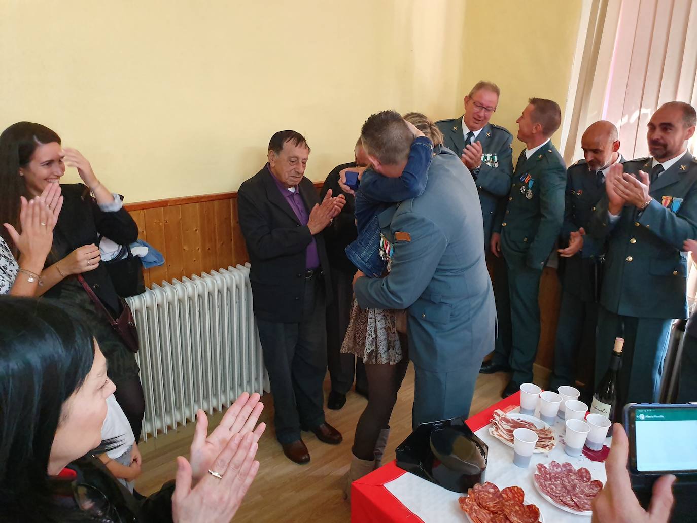 Uno de los agentes aprovechó el acto para pedir a su pareja matrimonio ante el asombro de todos