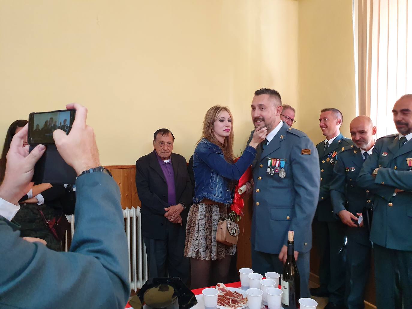 Uno de los agentes aprovechó el acto para pedir a su pareja matrimonio ante el asombro de todos