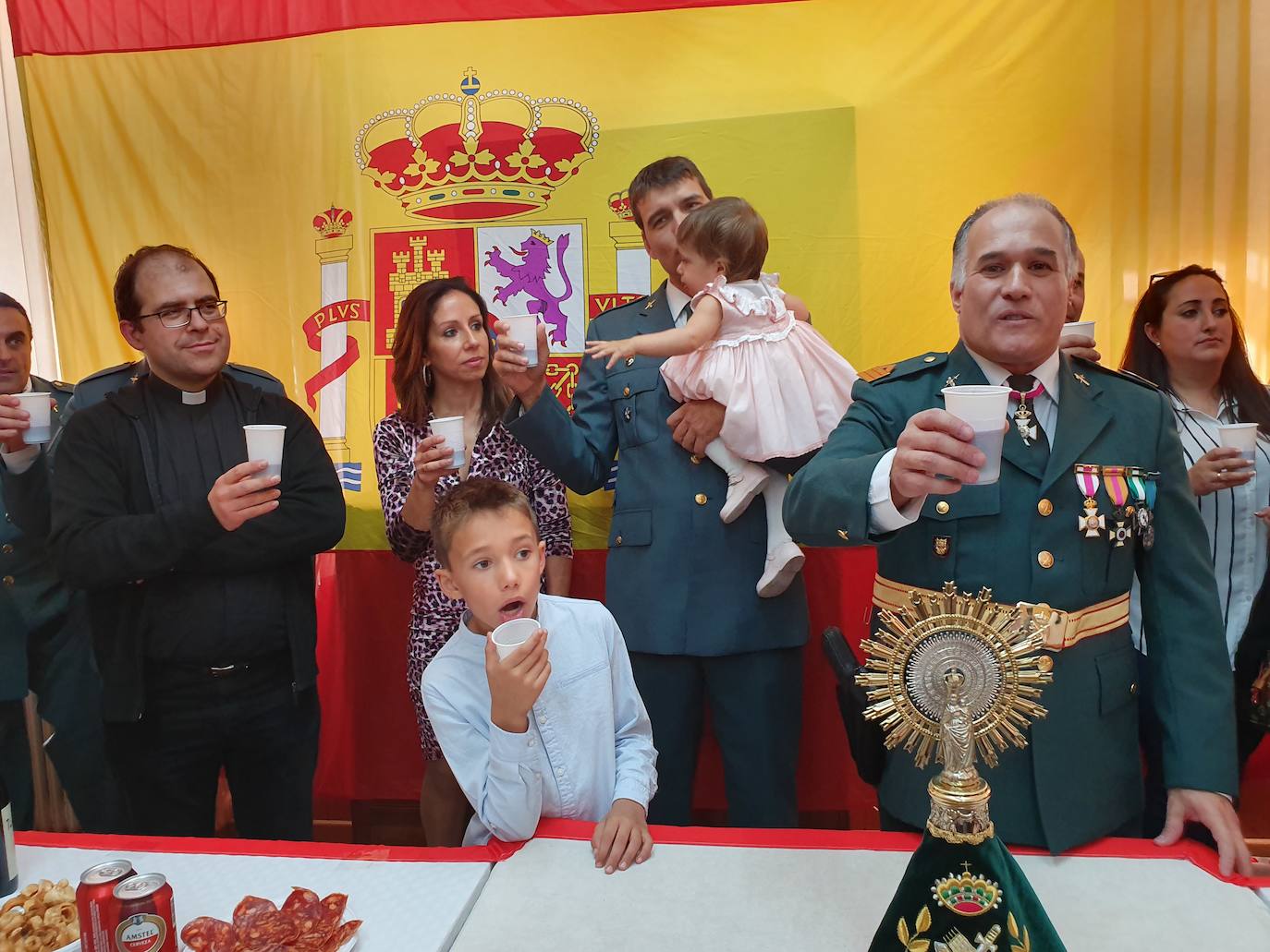 Uno de los agentes aprovechó el acto para pedir a su pareja matrimonio ante el asombro de todos