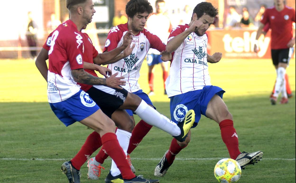 Los jugadores del Tordesillas intentan presionar el balón en un partido anterior. 